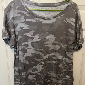 Maurices Gray Camo Short Sleeve Tee
